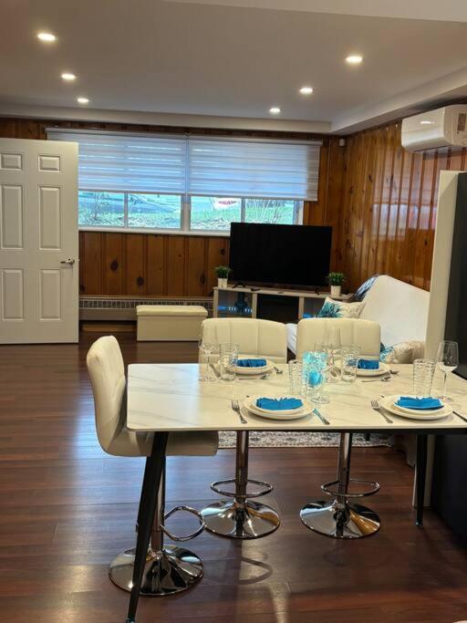 Cozy Spacious Work Friendly Lotus With Garden View High Speed Free Wi Fi And Parking Adjacent To Downtown มอนทรีอัล ภายนอก รูปภาพ
